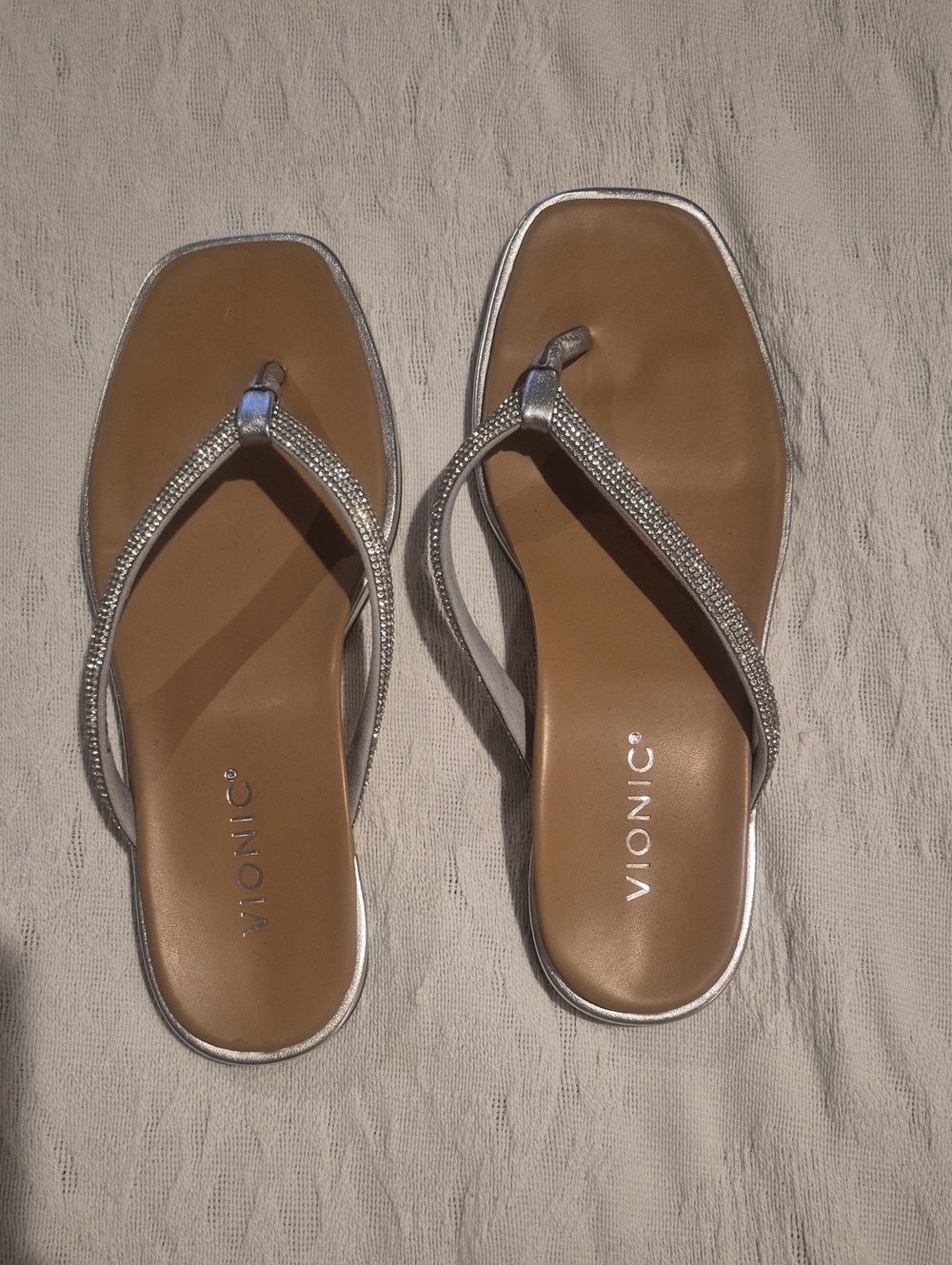 Vionic 8.5 Silver Rhinestone Thong Sandals